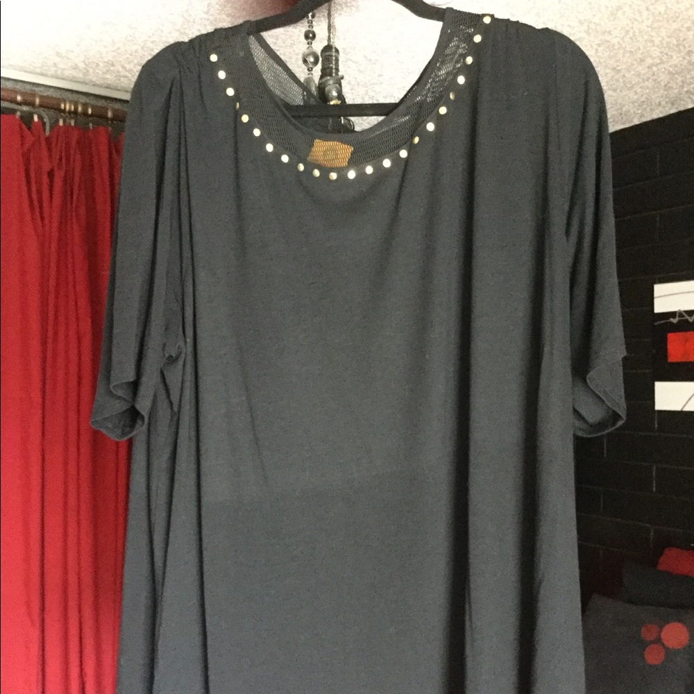 🌟BLK SHT SLEEVE TUNIC-DRESS GOLD STUDS ON NECK🌟